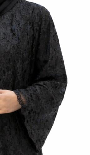 عباية دانتيل سوداء بقصّة كلوش