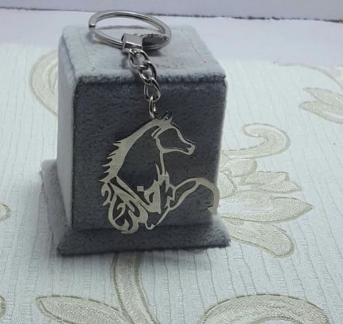 ميداليه بالاسم بي شكل حصان_متجر نجد