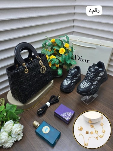 طقم شنطه ماركة ديور كامل نفس الصوره