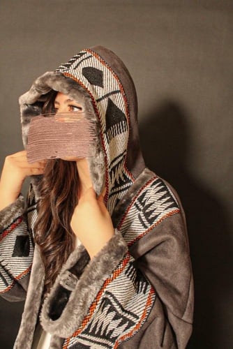 فروة نسائي بنقشة سدو مع قبعة