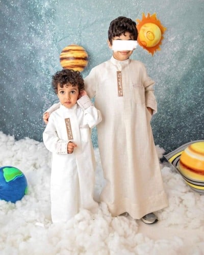 ثياب اطفال مع تصميم الاسم بالجلد