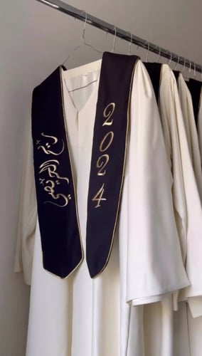 عبايات تخرج ب الاسم 2024