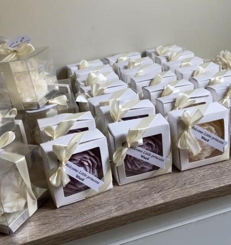 شمعة الورد الحجم الكبير في بوكس كرتوني مع تاق