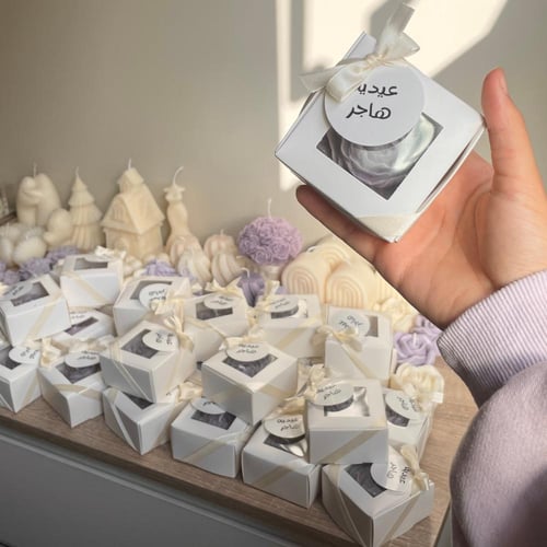 شمعة الورد الحجم الكبير في بوكس كرتوني مع تاق
