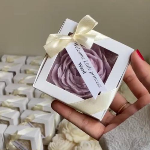 شمعة الورد الحجم الكبير في بوكس كرتوني مع تاق