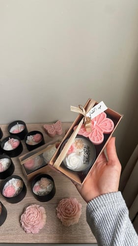 هدية شموع الورد والكب كيك مع بوكس وطباعة على الشمع...