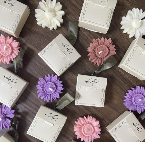 شمعة الأقحوان مع تغليف العيد