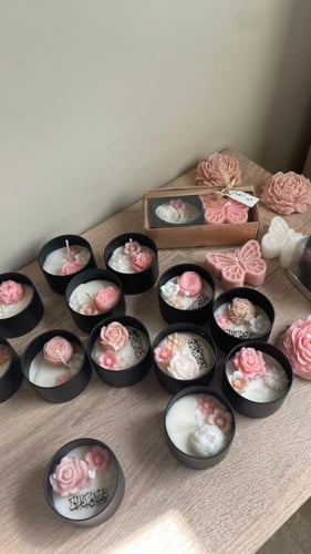 هدية شموع الورد والكب كيك مع بوكس وطباعة على الشمع...