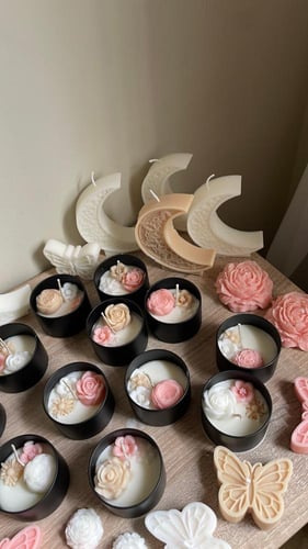 هدية شموع الورد والكب كيك مع بوكس وطباعة على الشمع...