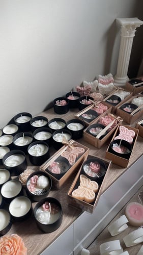 هدية شموع الورد والفراشة مع بوكس أنيق وطباعة على ا...