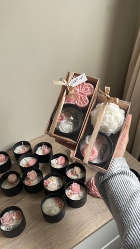 هدية شموع الورد والفراشة مع بوكس أنيق وطباعة على ا...