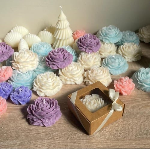 شمعة الورد الحجم الكبير في بوكس كرتوني مع تاق