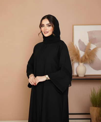 عباية سوداء سادة بكسرات أكمام قماش فاخر
