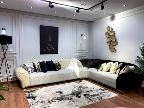 كنبة زاوية مودرن قماش بيج وأسود بأرجل ذهبية – تصمي...