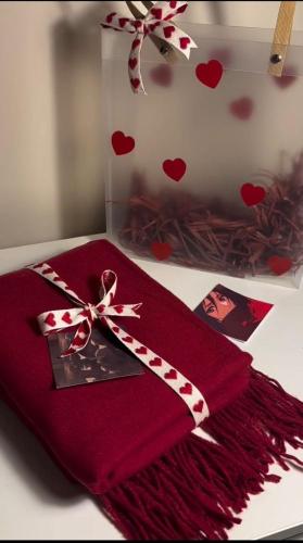 شال الاحمر الترند