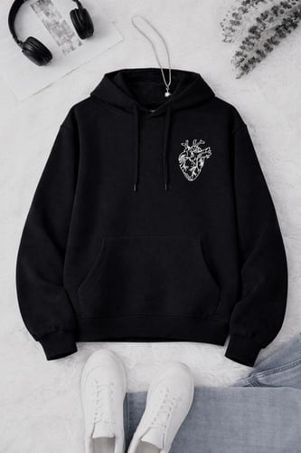 هودي اسود مع باقة ورد احمر