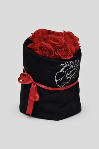 هودي اسود مع باقة ورد احمر