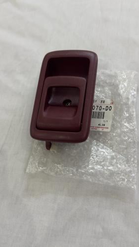 يد باب يسار داخليه لون عنابي للهايلكس من 98 الى 20...