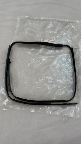 الربل اللي يركب بين الرفرف اللي فوق واللي تحت يسار...