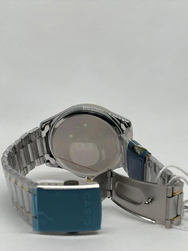 ساعة كاسيو رجالي اطار فضي مخطط ذهبي ميناء كحلي