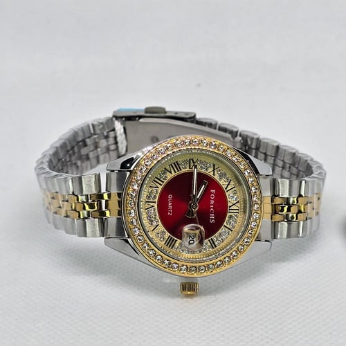 ساعة نسائية ميناء دائري احمر مفصص و سوار رمادي مخط...