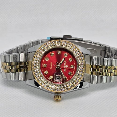 ساعة نسائية ميناء دائري احمر مفصص و سوار رمادي مخط...