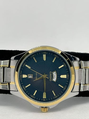 ساعة كاسيو رجالي اطار فضي مخطط ذهبي ميناء كحلي