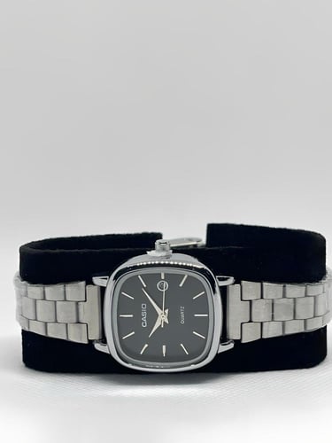 ساعة كاسيو نسائية اطار رمادي ميناء اسود