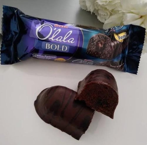 كيك o"LALA محشو ومغلف بالشكولاتة