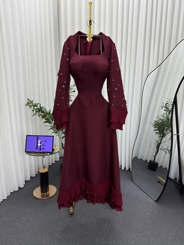 فستان برغندي كم تطريز