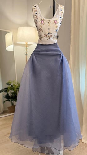 بلوزة وتنورة مع تطريز مميز