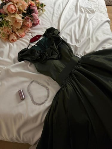 فستان زمردة الكلاسيك من سكر Sukar