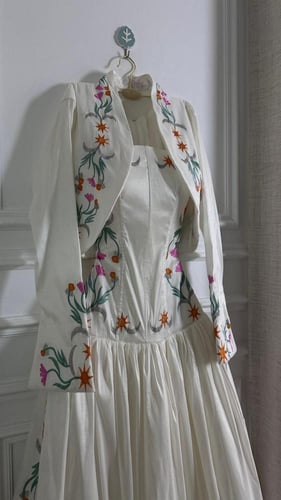 فستان نرجس الأبيض للعيد