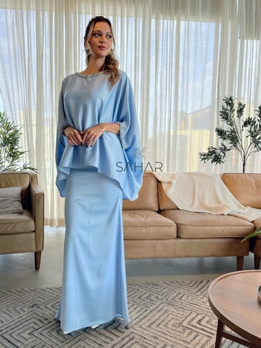 طقم تنورة وبلوزة بأطراف متلألئة