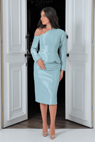 طقم تنورة وبلوزة بقصة مميزة