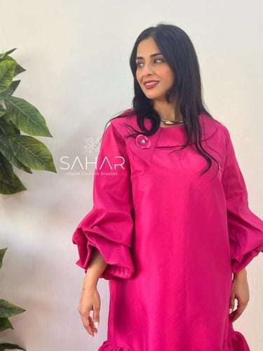 فستان ميد باللون الفوشي الجريء