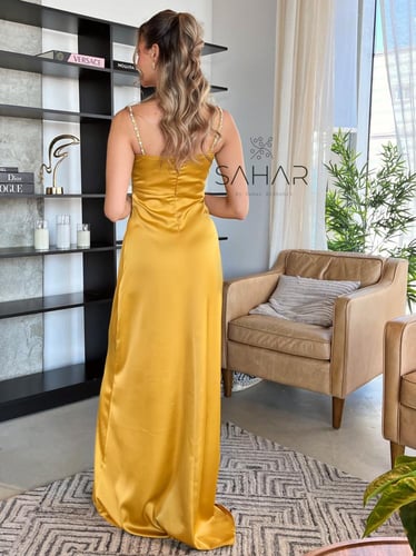 فستان سهرة ناعم بقصة مميزة