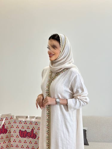 عبايه قماش ساده بيج لنن ،تطريز من الامام ، طرحه مط...