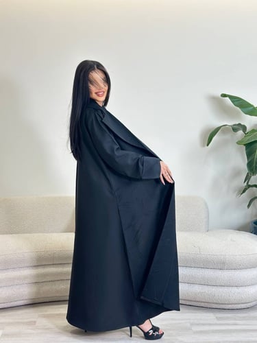عبايه قماش جاكار تفته ومن الخلف قماش جوليا آسود ،م...