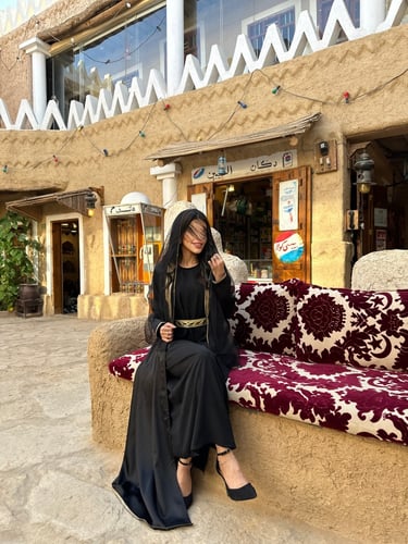 عبايه قماش جوليا اسود مع تطريز ذهبي مع طرحه اسود س...