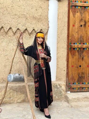 ثوب جنوبي لون اسود مع منديل اصفر واساور ذهبي