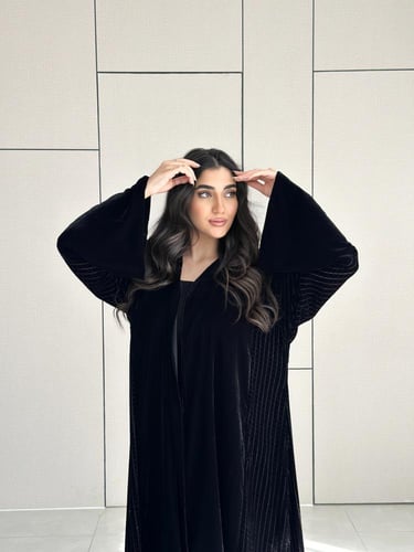 عبايه قماش مخمل اسود ، مخمل مربعات من الجوانب ونص...