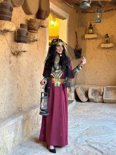 ثوب شعبي قماش شامواه لون عنابي