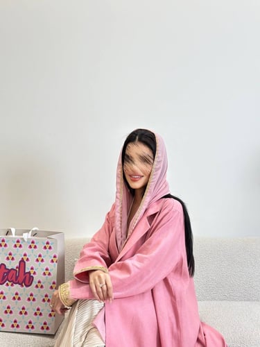عبايه قماش لينن تطريز الكم ، طرحه وردي فاتح مطرزه