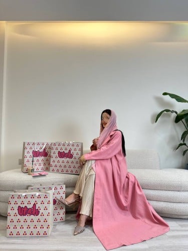 عبايه قماش لينن تطريز الكم ، طرحه وردي فاتح مطرزه