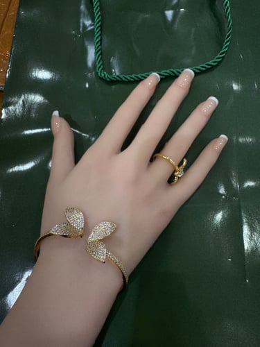 يد سليكون واقعية مع عروق