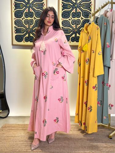 جلابية بجيوب وتطريز وورود بالقيطان