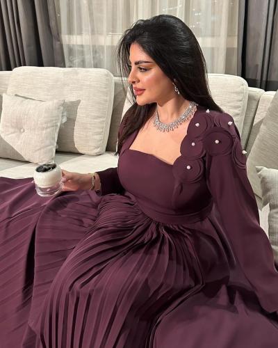 فستان سهره ناعم بكسرات بوليسية