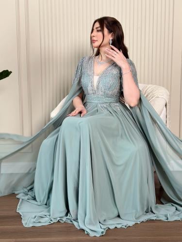 فستان سهرة نسائي مطرز على الصدر