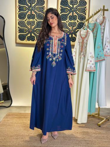 جلابية مزينة بتطريز بالفصوص